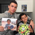 Cristiano Ronaldo ha subido en sus cuentas de Facebook e Instagram una imagen junto a su hijo en la que sostiene una foto de un pequeño sirio.