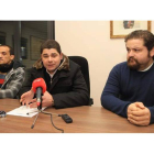 Los ediles populares Pedro González, Roberto García y Jonathan Arias, ayer en Toral.
