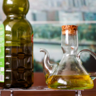 Una botella y una aceitera con aceite de oliva virgen. EFE/LUIS TEJIDO