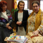 Victorina Alonso, Beatriz Dinis y Mercedes G. Rojo, ayer tras la recepción de los lotes.