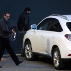 Higini y Ramon Cierco se suben a su vehículo tras hablar con su abogado, en marzo del 2015.