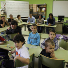 Menores con altas capacidades que forman parte de la asociación de León posan con sus padres en el colegio San Claudio.