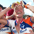 Boogerd, feliz tras la victoria de etapa en el Tour 2002.