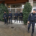 Agentes de la Policía Nacional ante la casa de Jordi Pujol Soley, en General Mitre.