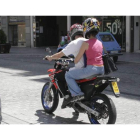 Dos jóvenes circulan en motocicleta por la avenida de Ordoño II de la capital. PABLO