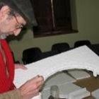Carlos Tejerina retoca una de los arcos del diorama