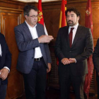 Francisco Castañón, Juan Martínez Majo, Santiago Cuesta y Miguel Ángel del Egido, ayer tras la firma del convenio en la Diputación. MARCIANO PÉREZ