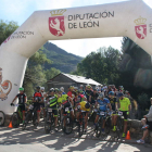 La salida de la carrera ‘Huellas del Paraíso’ desde Valdelugueros. DL