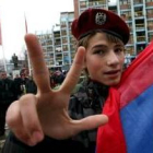 Un joven partidario de los serbios en la manifestación al norte del país