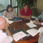 Los representantes de los municipios leoneses, durante la firma de los convenios.