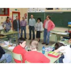 La directora de Educación, el alcalde de La Pola  y el coordinador del Ceas, con los niños en la pre