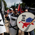 Supremacistas blancos, con sus emblemas.