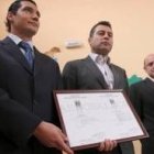 Javier Muñoz entrega el certificado a Reiner Cortés. Al fondo, uno de los responsables de Clece.