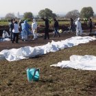 Expertos forenses registran la zona cerca de una toma clandestina de gasolina de Petroleos Mexicanos (Pemex).