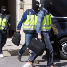 La Policía Nacional, en una foto de archivo, durante la detención de uno de los veintiún presuntos yihadistas. KAI FOERSTERLING
