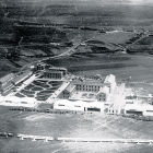 Imagen del aeródromo militar de León el día de su inauguración en 1929, con aviones en formación. ABA