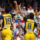 Los atléticos Diego Costa y Raúl García celebran el gol que a la postre les dio los tres puntos
