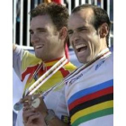 Alejandro Valverde e Igor Astarloa exhiben sus medallas en el podio
