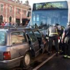 El turismo colisionó frontalmente con el autobús urbano