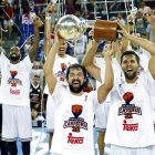 Los jugadores del Madrid Llull y Felipe Reyes posan con la copa de campeones de Liga.