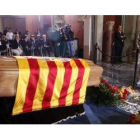 El cantautor catalán, Joan Manuel Serrat, frente al féretro de Labordeta esta tarde.