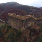 Vista parcial del castillo de Vega de Valcarce en su emplazamiento montañoso. DL