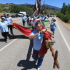 El desfile de pendones abrió la romería en el Campón.