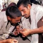 Foto de archivo de dos hombres drogándose en Pakistán