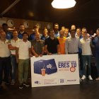 Los componentes del club, junto al eslogan de la campaña de socios. FROC
