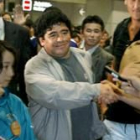 Diego Maradona puso ayer pie en Japón, en donde estaba vetada su presencia