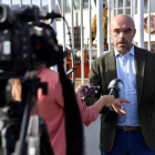 El eurodiputado de Vox Jorge Buxadé ante el Ceti de Almería. CARLOS BARBA
