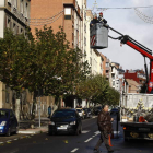 La empresa ha cedido dos camiones para colocar luces y, a la vez, arreglar bombillas.