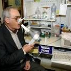 Un paciente asmático aprende a inhalar correctamente la medicación para el asma