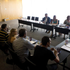 Miembros del comité de huelga de la plantilla de Eulen y representantes de la empresa. QUIQUE GARCÍA