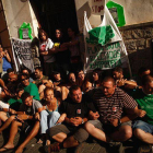 Miembros de movimientos Stop Desahucios y PAH bloquean la puerta de la vivienda de Rebeca Heredia, en Málaga, para evitar su desalojo, aplazado hasta octubre.