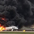 Imagen del avión en llamas en el aeropuerto de Moscú.