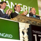 El presidente y consejero delegado de Iberdrola Ignacio Sanchez Galan (3i) junto al presidente de UIL Holding Co James P  Torgerson (2i) durante el acto de apertura de la Bolsa de Valores de Nueva York.