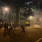Jóvenes anarquistas se enfrentan con la policía, anoche en Río de Janeiro.