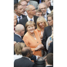 Angela Merkel deposita su voto en la sesión del Bundestag.