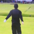 Rory McIlroe destroza un palo en el Abierto Británico.