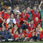 Los jugadores de la Selección española posan junto con la Copa.