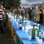 Los socios degustaron un vino pagado por la rectora tras la asamblea