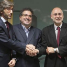 El representante del PP, Iñaki Oyarzábal, y los del PSE-EE, Jesús Eguiguren y Rodolfo Ares.