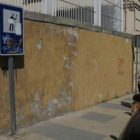 Un indicador para el paso de peregrinos, en la calle de la Vía de la Plata de La Bañeza