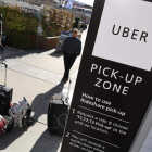 Zona de recogida para Uber en el aeropuerto Tullamarine, en Australia. JOE CASTRO