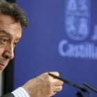 El consejero José Antonio de Santiago Juárez, en un momento de la rueda de prensa.