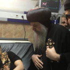 Sacerdotes cristianos coptos visitan en el hospital a heridos en el atentado.