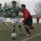 Tino, a la izquierda, se hace con el balón y cierra el avance a Alijas