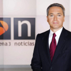 El periodista Vicente Vallés conduce la primera edición del Informativo de Antena 3.