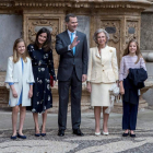 La princesa Leonor con la reina Letizia, el rey, doña Sofía y la infanta Sofía. LLITERES